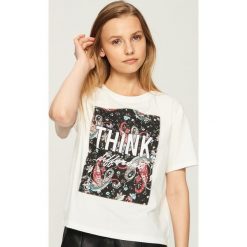T-shirt z aplikacją - Kremowy. Białe t-shirty damskie Sinsay, z aplikacjami. W wyprzedaży za 19.99 zł.