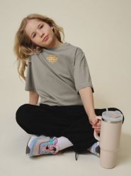 4F T-shirt loose z nadrukiem dziewczęcy - beżowy 122/128 (6-8 lat). Brązowe t-shirty i topy dla dziewczynek 4f, bez wzorów, z bawełny, bez ramiączek. Za 59.99 zł.