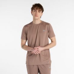 Koszulka męska New Balance MT41222EAS – brązowa. Brązowe koszulki sportowe męskie New Balance, m, bez wzorów, z materiału, bez kołnierzyka, bez ramiączek, na fitness i siłownię. Za 149.99 zł.