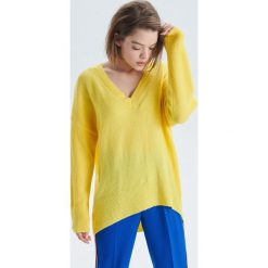 Sweter z głębokim dekoltem - Żółty. Swetry damskie Cropp. W wyprzedaży za 39.99 zł.