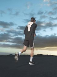 4F Bluza do biegania regular z kapturem męska - czarna L. Czarne bluzy męskie 4f, l, bez wzorów, z materiału, z kapturem. Za 249.99 zł.