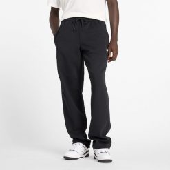 Spodnie męskie New Balance MP44587BK – czarne. Czarne spodnie materiałowe męskie New Balance, m, bez wzorów, z bawełny, klasyczne. Za 299.99 zł.