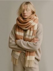 Szalik w stylu boho - wielobarwny. Szaliki i chusty damskie Sinsay, bez wzorów, boho. Za 25.99 zł.