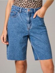 Bermudy jeansowe z surową nogawką - niebieski. Niebieskie szorty damskie Sinsay, l, bez wzorów, z jeansu. W wyprzedaży za 33.99 zł.