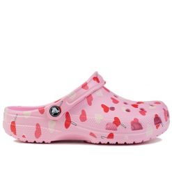 Sandały damskie na basen Crocs VDAY CLOG. Czerwone klapki damskie Crocs, bez wzorów, bez obcasa, bez zapięcia. W wyprzedaży za 139.00 zł.