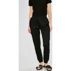 Guess Jeans - Spodnie. Jeansy damskie marki Guess Jeans. W wyprzedaży za 239.90 zł.