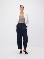 Spodnie barrel leg - granatowy. Niebieskie spodnie materiałowe damskie Reserved, l, bez wzorów, z tkaniny. Za 159.99 zł.