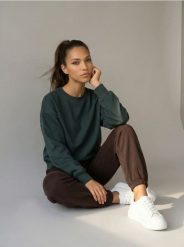 Spodnie dresowe jogger z napisem - brązowy. Brązowe spodnie dresowe damskie Sinsay, l, bez wzorów, z dresówki. Za 39.99 zł.