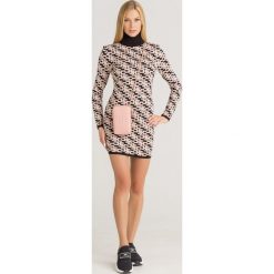 SUKIENKA ELISABETTA FRANCHI. Sukienki damskie Elisabetta Franchi, bez wzorów, bez kołnierzyka, bez ramiączek, midi. Za 959.00 zł.