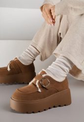 Jasnobrązowe Śniegowce na Grubej Podeszwie z Paskiem z Klamerką i Futerkiem Uwedina. Brązowe śniegowce i trapery damskie Born2be, z jeansu. Za 129.99 zł.