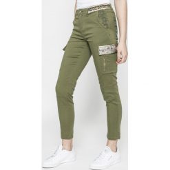 Desigual - Spodnie. Szare spodnie materiałowe damskie Desigual, z bawełny. W wyprzedaży za 269.90 zł.