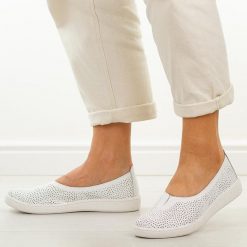 Białe skórzane Polskie półbuty damskie Gregors 1189. Białe półbuty damskie GREGORS, na jesień, bez wzorów, z jeansu, casualowe, z okrągłym noskiem, bez obcasa, na płaskiej podeszwie, bez zapięcia. Za 379.00 zł.