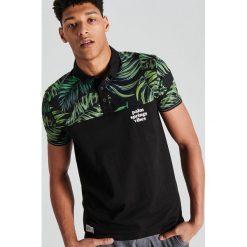Koszulka polo z roślinnym nadrukiem - Czarny. Koszulki polo męskie marki Cropp. Za 59.99 zł.