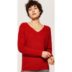 Sweter z dekoltem w serek - Czerwony. Czerwone swetry damskie House, z dekoltem w serek. Za 69.99 zł.