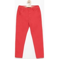 Spodnie chino - Czerwony. Spodnie materiałowe dla chłopców Reserved. W wyprzedaży za 39.99 zł.