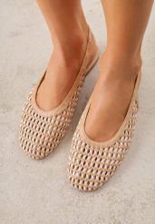 Ciemnobeżowe Baleriny z Odkrytą Piętą i Plecioną Cholewką Elledra. Brązowe baleriny damskie Born2be, bez wzorów, z jeansu, bez obcasa, na płaskiej podeszwie, bez zapięcia. Za 99.99 zł.