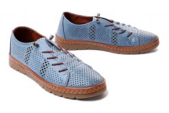 MANITU 840010-51 denim, półbuty/mokasyny damskie. Niebieskie mokasyny damskie Manitu, na lato, w ażurowe wzory, z denimu, bez obcasa, bez zapięcia. Za 188.93 zł.