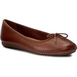 Baleriny CLARKS - Freckle Ice 203529304 Dark Tan Lea. Baleriny damskie marki Clarks. W wyprzedaży za 229.00 zł.