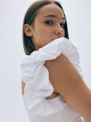 Bluzka z bufkami - biały. Białe bluzki damskie Reserved, l, bez wzorów, z bawełny, bez kołnierzyka, bez ramiączek. W wyprzedaży za 15.99 zł.