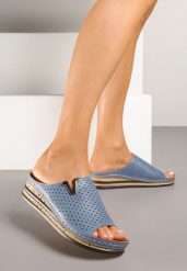 Niebieskie Ażurowe Klapki na Koturnie Vices Linastra. Niebieskie klapki damskie Born2be, w ażurowe wzory, eleganckie, bez obcasa, na koturnie. Za 74.99 zł.