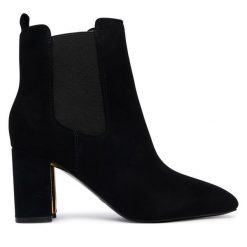 Botki Guess. Czarne botki damskie Guess, bez obcasa, na słupku, bez zapięcia. Za 674.99 zł.