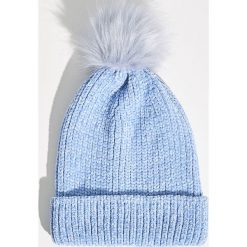 Szenilowa czapka z pomponem - Niebieski. Czapki i kapelusze damskie marki WED'ZE. Za 24.99 zł.