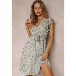 Niebiesko-Żółta Sukienka z Paskiem Althia. Niebieskie sukienki damskie Renee, l, bez wzorów, z tkaniny, bez kołnierzyka, bez ramiączek, mini, kopertowe. Za 59.99 zł.