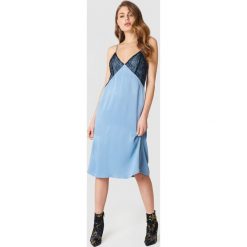 NA-KD Sukienka bieliźniana midi z koronką - Blue. Sukienki damskie marki NA-KD. W wyprzedaży za 60.88 zł.