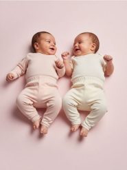 Ocieplane spodnie wykończone ozdobną koronką 2 pack - kremowy. Białe spodenki niemowlęce Sinsay, bez wzorów, z jeansu. W wyprzedaży za 15.99 zł.