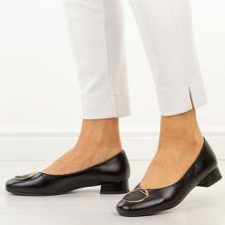 Czarne czółenka damskie M.Daszyński Sa268-8. Czarne czółenka damskie M.Daszyński, z aplikacjami, ze skóry, biznesowe, bez obcasa, na obcasie, bez zapięcia. Za 189.00 zł.