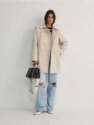 Płaszcz z dekoracyjnymi guzikami - kremowy. Białe płaszcze damskie Reserved, l, bez wzorów, z tkaniny, krótkie, bez kaptura. W wyprzedaży za 69.99 zł.