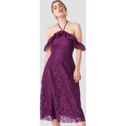 Trendyol Koronkowa sukienka z wiązaniem na karku - Purple. Fioletowe sukienki damskie Trendyol, w koronkowe wzory, z koronki, z dekoltem na plecach. Za 242.95 zł.