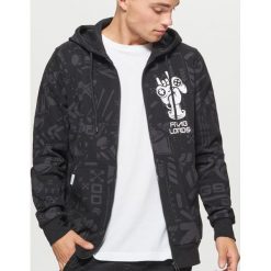 Bluza z nadrukiem all over kolekcja GAMERS - Czarny. Czarne bluzy męskie Cropp, z nadrukiem. Za 139.99 zł.
