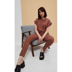 Spodnie dresowe z wiązaniem czekoladowe. Brązowe spodnie dresowe damskie MOODO, xs, bez wzorów, z bawełny. W wyprzedaży za 26.99 zł.