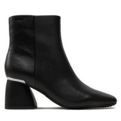Botki DKNY. Czarne botki damskie DKNY, bez obcasa, na słupku, bez zapięcia. Za 779.99 zł.