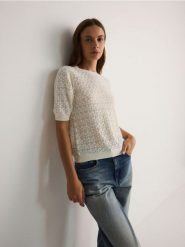 Ażurowa bluzka - kremowy. Białe bluzki damskie Reserved, l, w ażurowe wzory, z bawełny, bez kołnierzyka, bez ramiączek. W wyprzedaży za 59.99 zł.