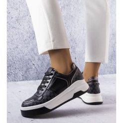 Czarne sneakersy zdobione monogramem Grandbois. Czarne trampki i tenisówki damskie z aplikacjami, klasyczne, przed kostkę, bez zapięcia. Za 90.59 zł.