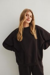 Bluza damska o kroju regular fit w kolorze DARK CHOCOLATE - MANLY. Czarne bluzy damskie Marsala, uniwersalny, bez wzorów, z bawełny, bez kaptura. Za 319.90 zł.