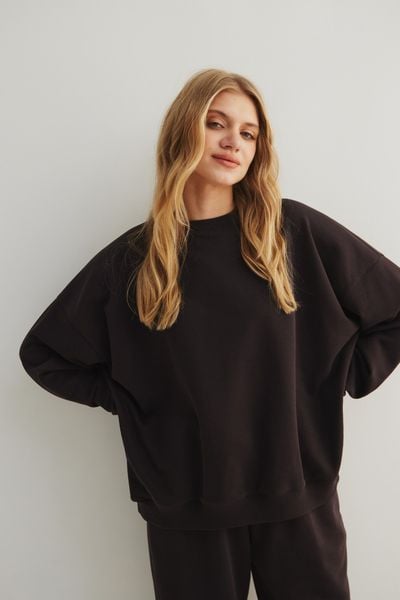 Bluza damska o kroju regular fit w kolorze DARK CHOCOLATE - MANLY. Czarne bluzy damskie Marsala, uniwersalny, bez wzorów, z bawełny, bez kaptura. Za 319.90 zł.