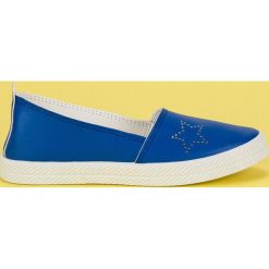Kylie niebieskie Wsuwane Trampki. Niebieskie trampki i tenisówki dziewczęce KYLIE, na jesień, z aplikacjami, z gumy, bez zapięcia. Za 64.90 zł.