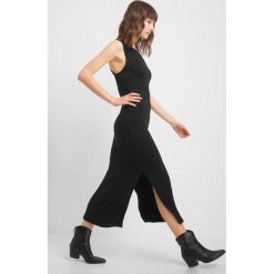 Dopasowana sukienka. Czarne sukienki damskie marki Orsay, na lato, bez wzorów, z dzianiny, bez kołnierzyka, bez ramiączek. Za 79.99 zł.