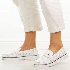 Białe ażuowe skórzane mokasyny damskie Vinceza 93221. Białe mokasyny damskie VINCEZA, z jeansu, biznesowe. Za 219.00 zł.