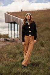 Kardigan z kwiatową aplikacją czarny. Czarne kardigany damskie MOODO, m, z aplikacjami, z poliamidu. Za 149.99 zł.