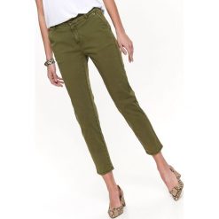 SPODNIE DAMSKIE CHINO O DŁUGOŚCI 7/8. Brązowe spodnie materiałowe damskie TOP SECRET, bez wzorów. W wyprzedaży za 59.99 zł.
