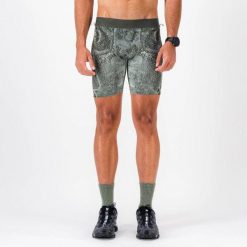 Mężczyzna legginsy do biegania i trailu TERRARUN TIGHT. Zielone legginsy sportowe męskie BODYCROSS, l, bez wzorów, z poliesteru, krótkie, do biegania. Za 229.99 zł.