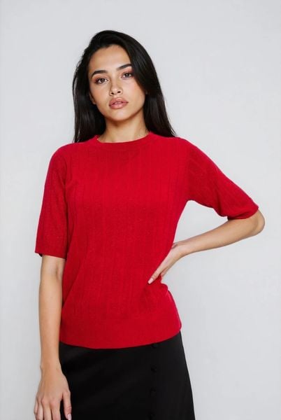 Sweter z krótkimi rękawami czerwony. Czerwone swetry damskie MOODO, l, bez wzorów, z wiskozy, bez kołnierzyka, bez ramiączek, krótkie, bez kaptura. W wyprzedaży za 37.99 zł.