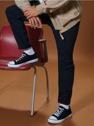 Spodnie regular - czarny. Czarne spodnie materiałowe damskie Sinsay, l, bez wzorów. Za 39.99 zł.