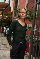 Sweter z metaliczną nitką zielony. Zielone swetry damskie MOODO, l, bez wzorów, z wiskozy, bez kołnierzyka, bez ramiączek, bez kaptura. Za 119.99 zł.