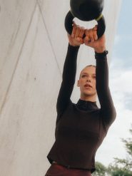 4F Bluza treningowa slim bez kaptura damska - brązowa M. Brązowe bluzy damskie 4f, m, bez wzorów, bez kaptura. Za 199.99 zł.