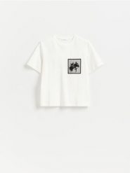 T-shirt z ozdobną kieszonką - biały. Białe t-shirty damskie Reserved, l, bez wzorów, z bawełny, bez kołnierzyka. Za 79.99 zł.